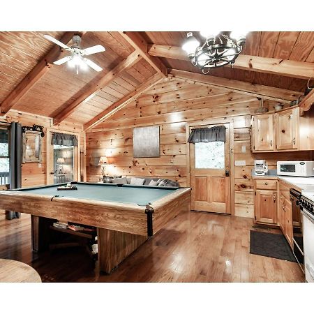Peekaboo With Hot Tub, Pool Table, And Jacuzzi Villa Pigeon Forge Exterior photo