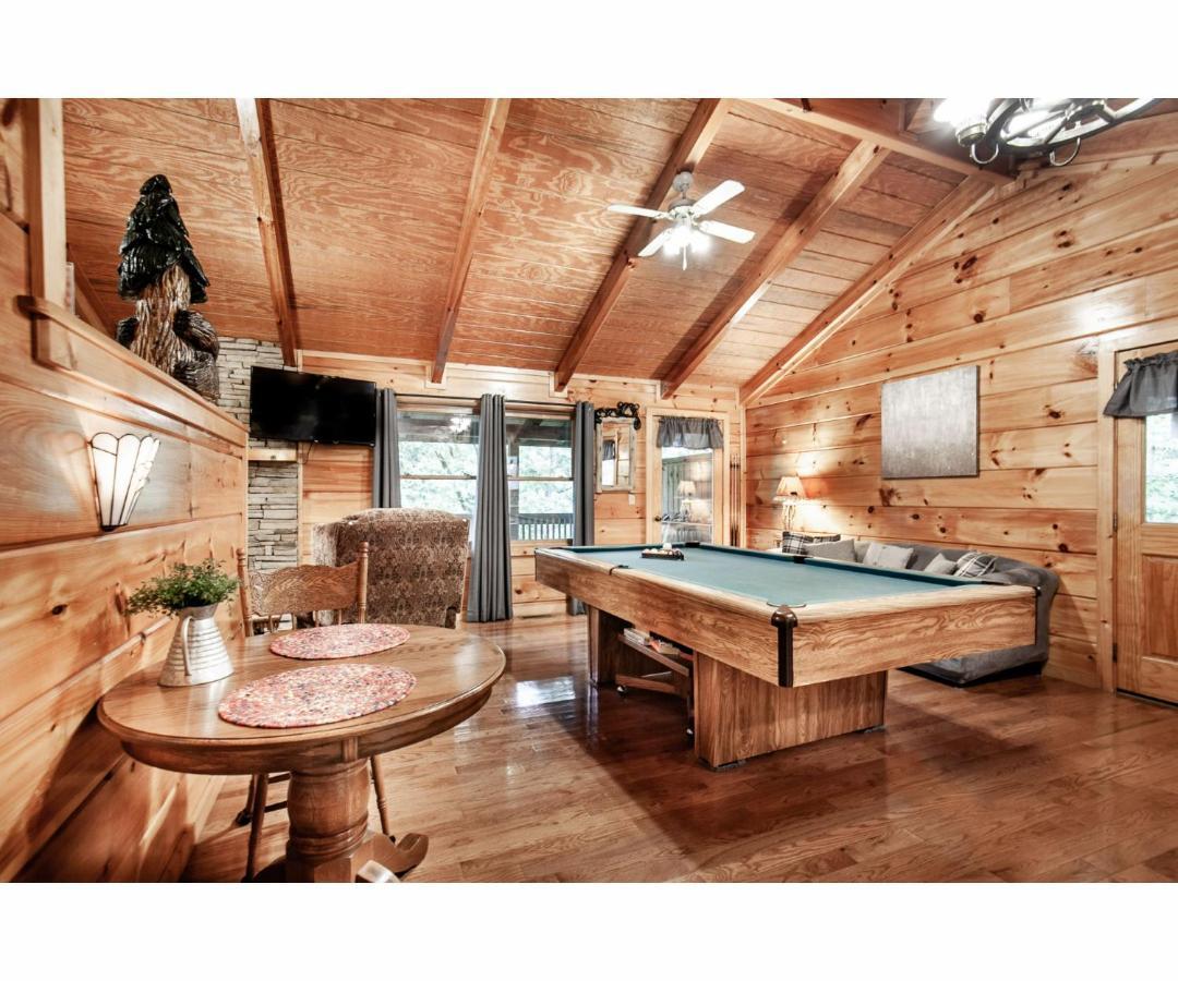 Peekaboo With Hot Tub, Pool Table, And Jacuzzi Villa Pigeon Forge Exterior photo