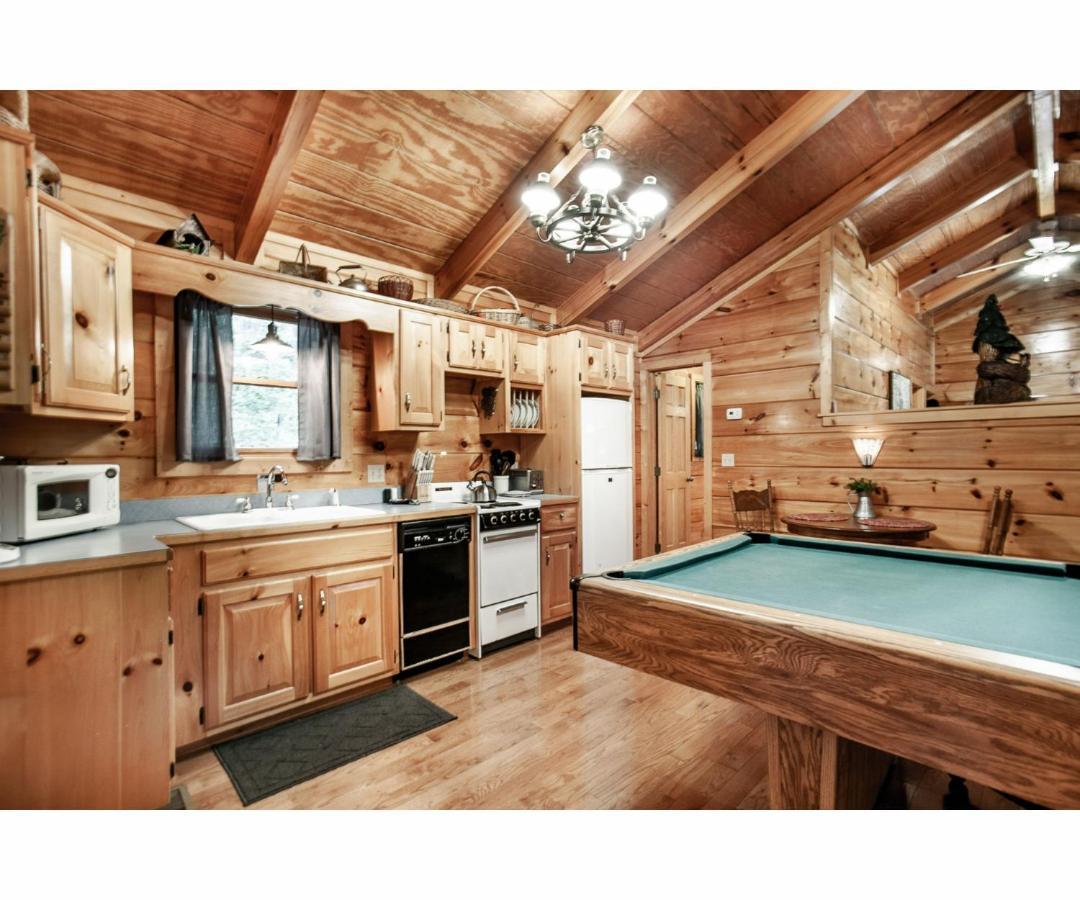 Peekaboo With Hot Tub, Pool Table, And Jacuzzi Villa Pigeon Forge Exterior photo
