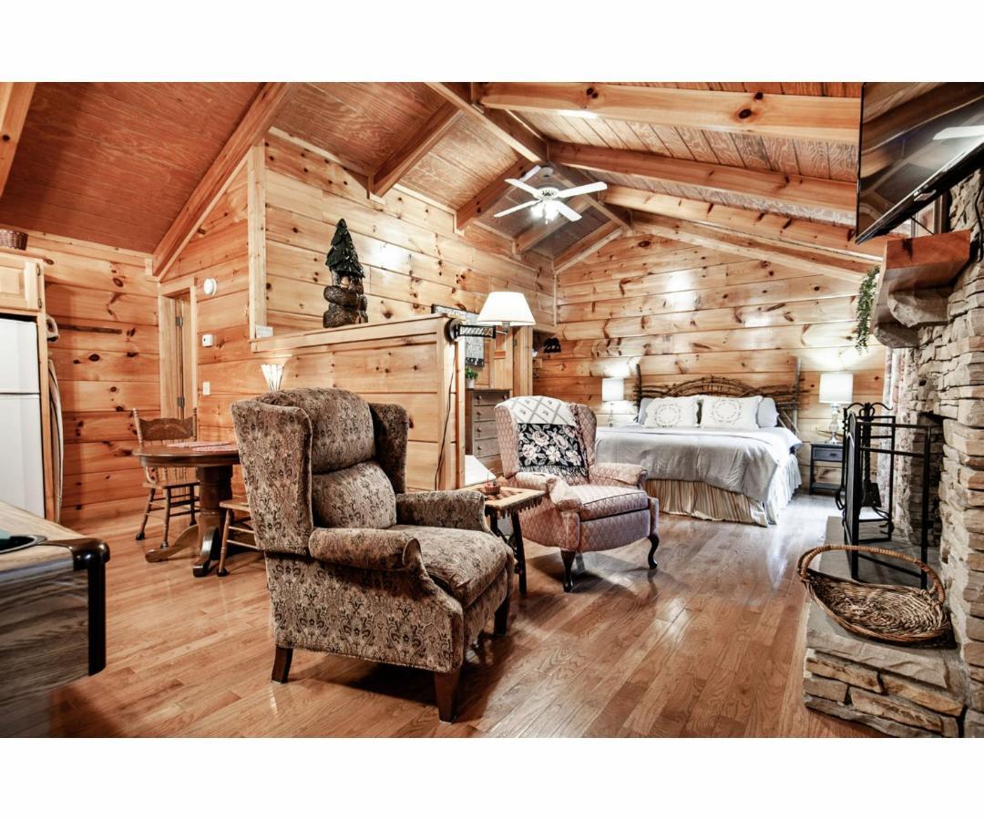 Peekaboo With Hot Tub, Pool Table, And Jacuzzi Villa Pigeon Forge Exterior photo