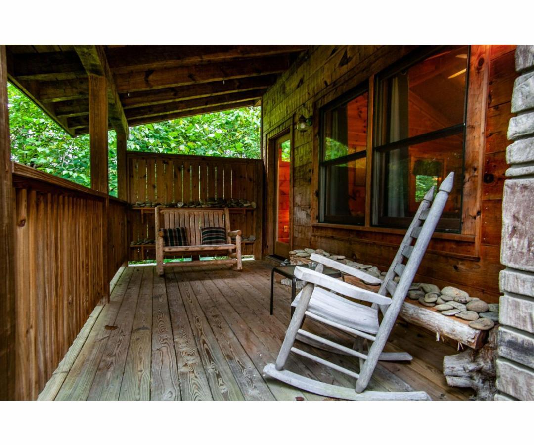 Peekaboo With Hot Tub, Pool Table, And Jacuzzi Villa Pigeon Forge Exterior photo