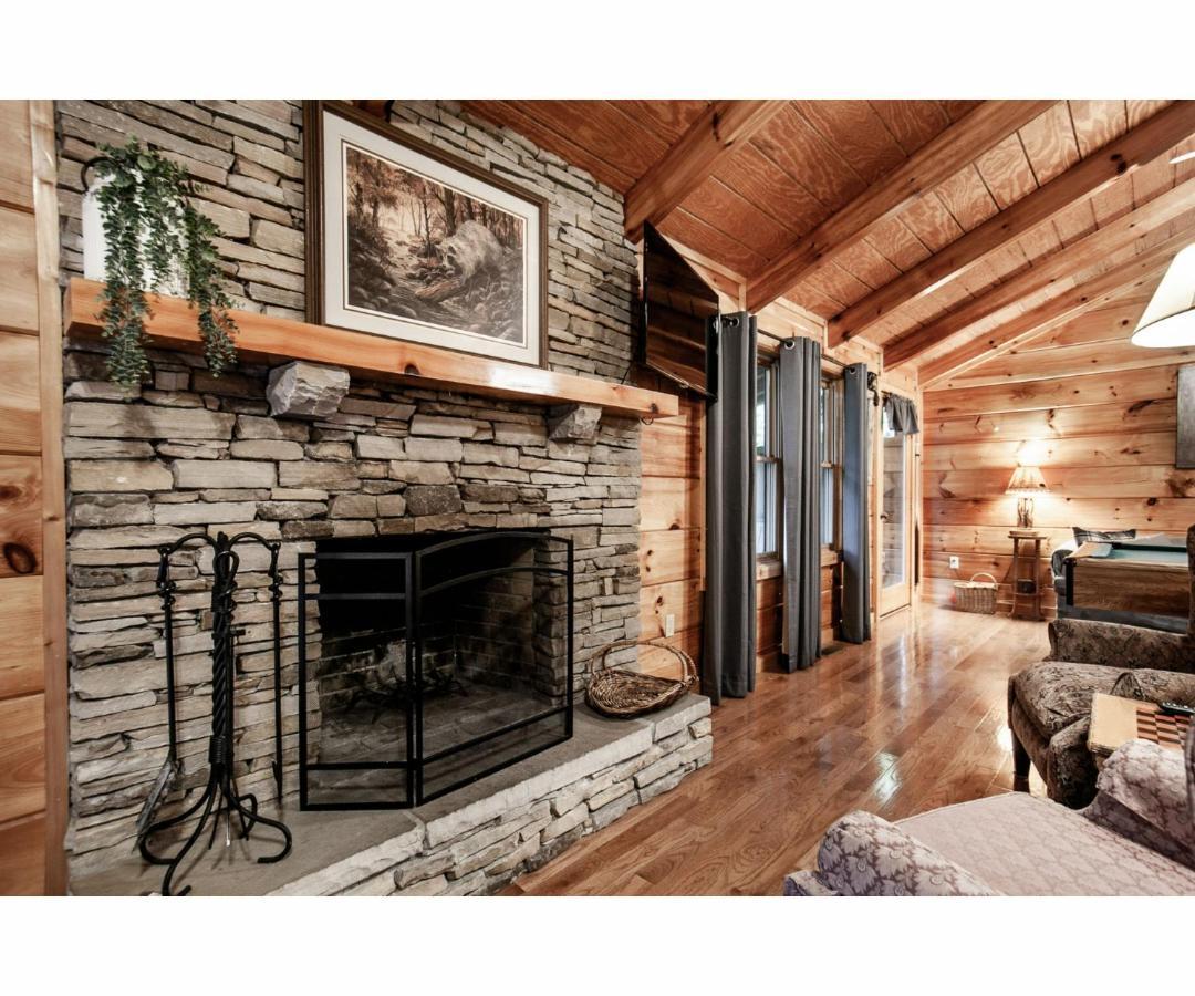 Peekaboo With Hot Tub, Pool Table, And Jacuzzi Villa Pigeon Forge Exterior photo