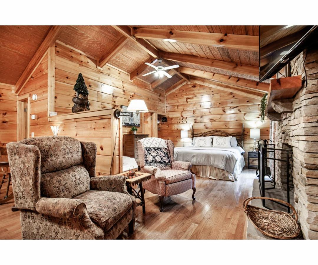 Peekaboo With Hot Tub, Pool Table, And Jacuzzi Villa Pigeon Forge Exterior photo